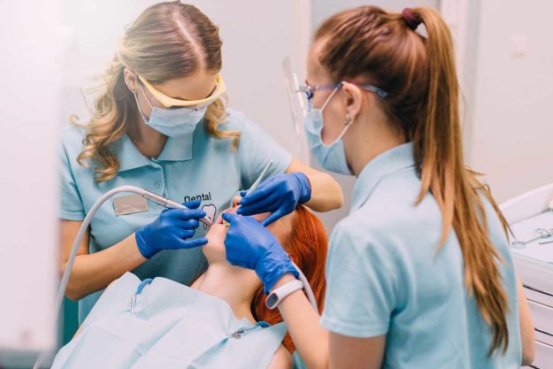 1-Treating-a-Chipped-Tooth woman gets a chipped tooth treated